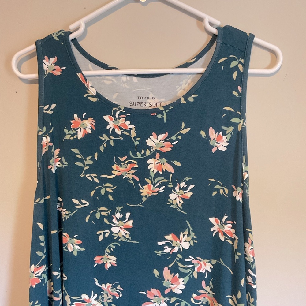 Torrid, super soft blouse, tank top, size 1 Tunic green with floral design